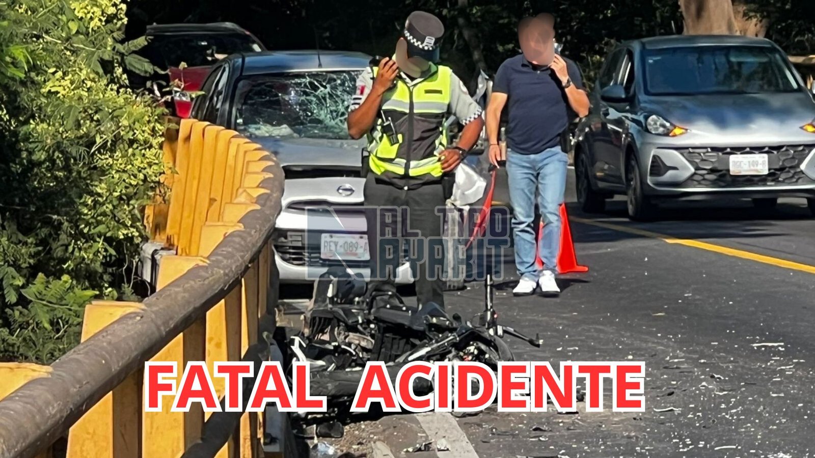 Fatal encontronazo en la Tepic-Mazatlán: Motociclista sale proyectado de puente y fall3ce al instante tras chocar con un Nissan March