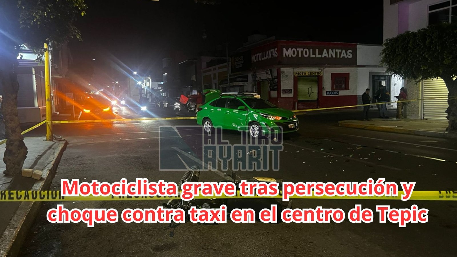 Motociclista grave tras persecución y choque contra taxi en el centro de Tepic