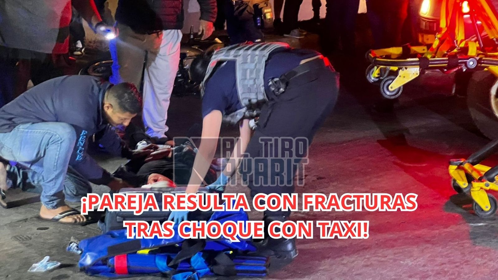 Taxi embiste a pareja de motociclistas y remata contra transporte público en la colonia Los Fresnos; hay dos heridos graves